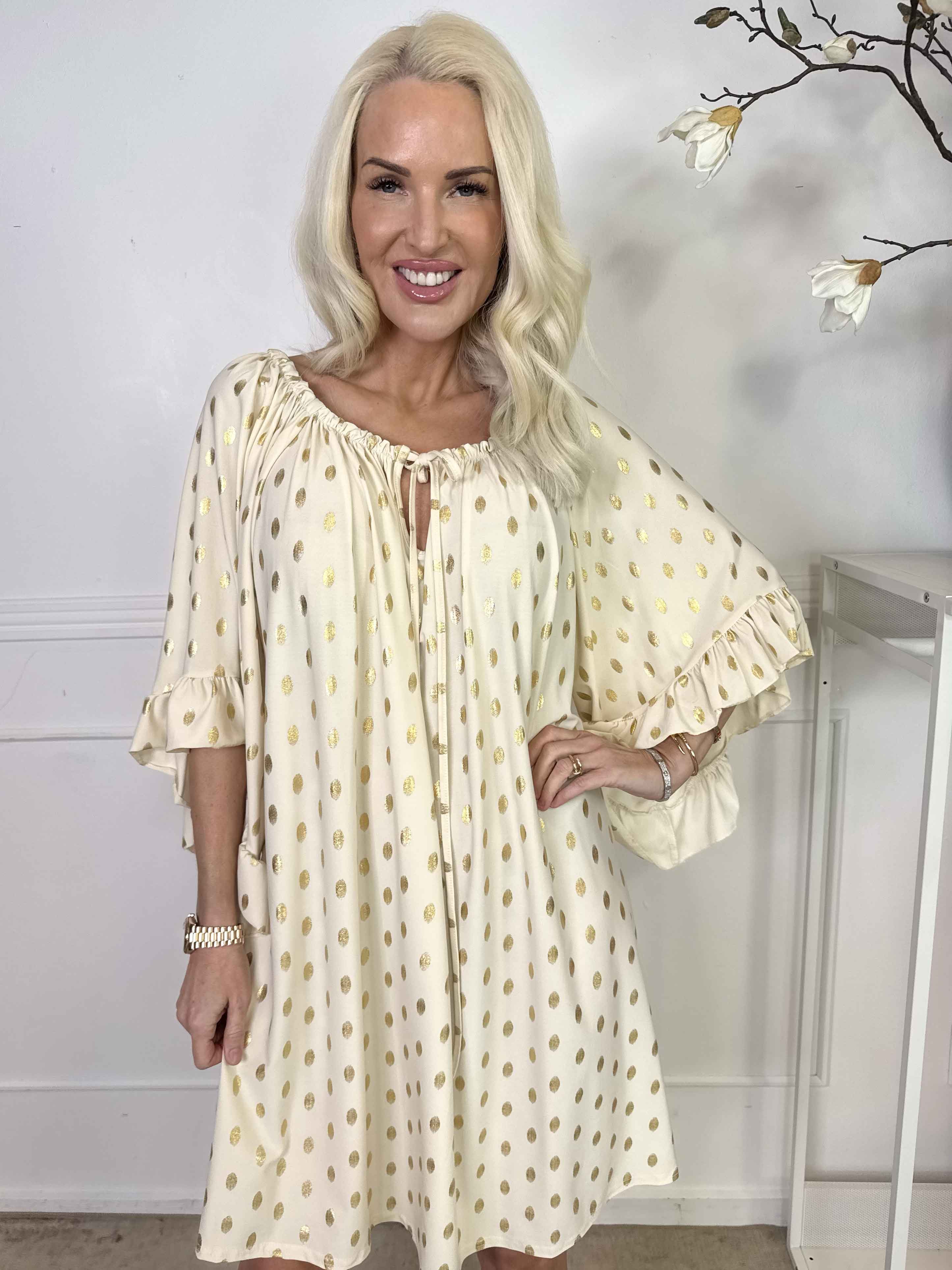 Yasma - Elastisk tunikaklänning med guldprickar och volangärmar